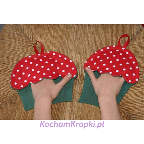 Czerwone rękawice do garnków w kształcie babeczek-muffinki-kochamkropki